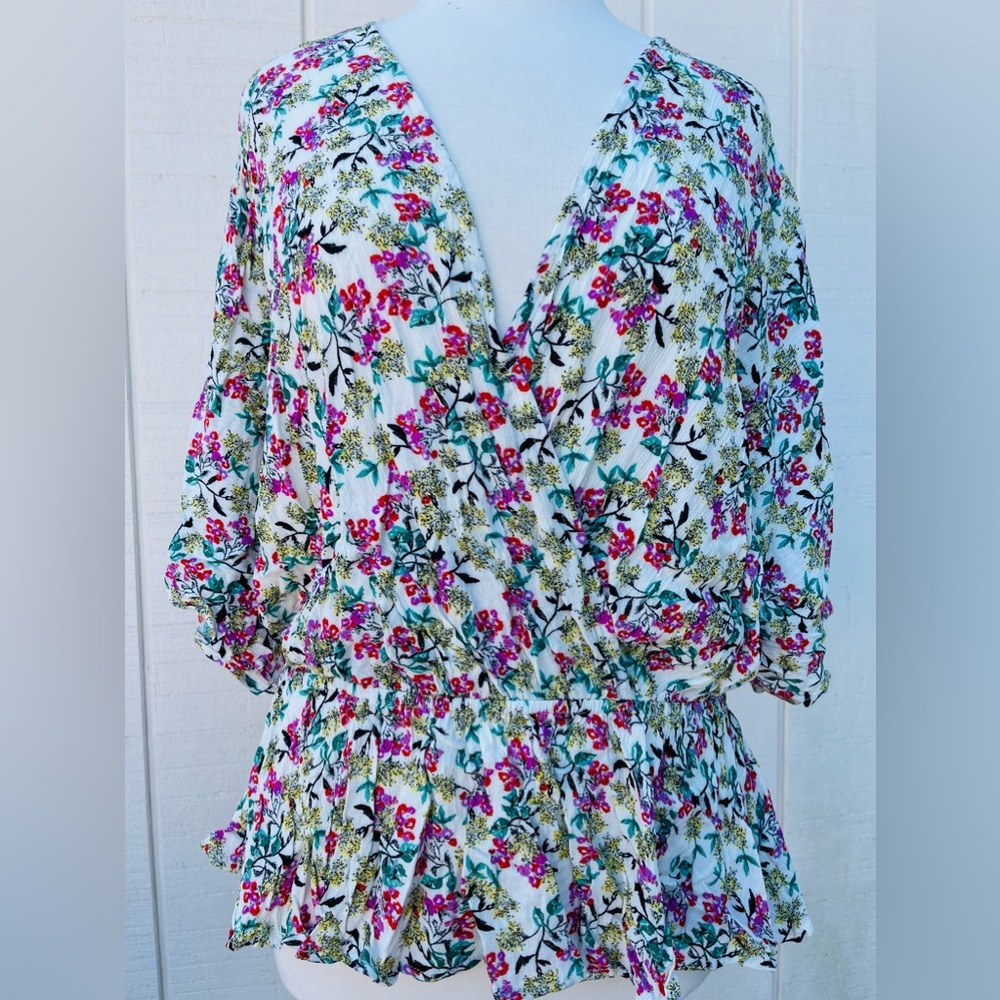 Lily White Woman Blouse Floral Spring Pattern Med Short Sleeves V Neck  XL Rayon